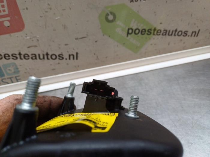 Hoe gasveer achterklep van een auto te vervangen