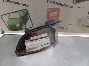 Gebruikte Pinker rechts Mitsubishi Galant Wagon (EA/EC) 2.0 16V Prijs € 20,00 Margeregeling aangeboden door Autodemontagebedrijf R. Poeste B.V.