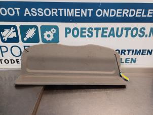 Gebruikte Hoedenplank Renault Scénic II (JM) 1.6 16V Prijs € 30,00 Margeregeling aangeboden door Autodemontagebedrijf R. Poeste B.V.