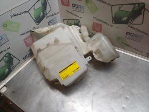 Gebruikte Ruitensproeiertank voor Ford S-Max (GBW) 2.0 TDCi 16V 140 Prijs € 20,00 Margeregeling aangeboden door Autodemontagebedrijf R. Poeste B.V.