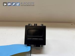 Gebruikte Display Interieur Renault Scénic I (JA) 1.6 16V Prijs € 20,00 Margeregeling aangeboden door Autodemontagebedrijf R. Poeste B.V.