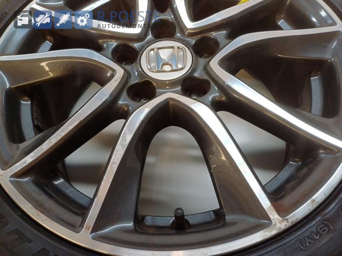 Velg + Band van een Honda Civic (FK/FN) 1.8i VTEC 16V 2011