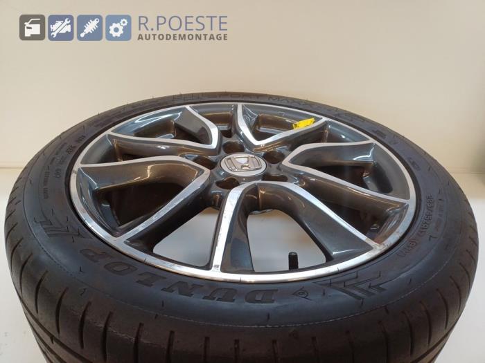 Velg + Band van een Honda Civic (FK/FN) 1.8i VTEC 16V 2011