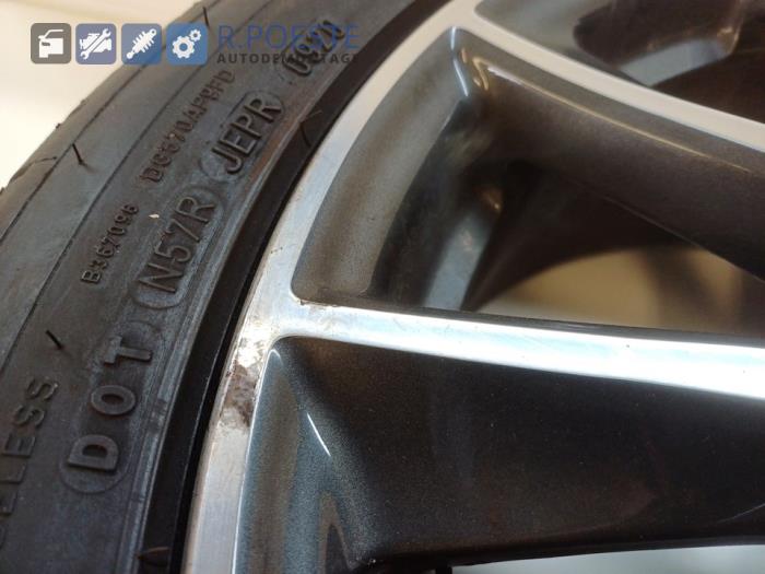 Velg + Band van een Honda Civic (FK/FN) 1.8i VTEC 16V 2011