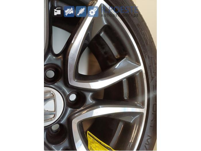 Velg + Band van een Honda Civic (FK/FN) 1.8i VTEC 16V 2011