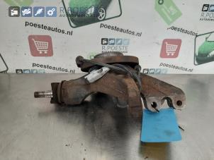 Gebruikte Fusee links-voor Peugeot 308 SW (4E/H) 1.6 VTI 16V Prijs € 30,00 Margeregeling aangeboden door Autodemontagebedrijf R. Poeste B.V.