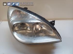 Gebruikte Koplamp rechts Citroen C5 I Berline (DC) 2.0 16V Prijs € 40,00 Margeregeling aangeboden door Autodemontagebedrijf R. Poeste B.V.