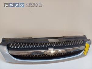 Gebruikte Grille Chevrolet Lacetti (KLAN) 1.6 16V Prijs € 40,00 Margeregeling aangeboden door Autodemontagebedrijf R. Poeste B.V.
