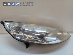 Gebruikte Rechter Koplamp Peugeot 407 (6D) 2.0 16V Prijs € 30,00 Margeregeling aangeboden door Autodemontagebedrijf R. Poeste B.V.