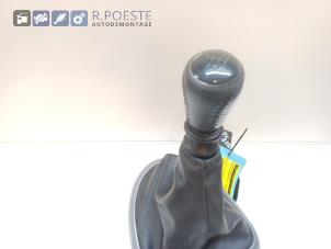 Gebruikte Versnellingspook Nissan Qashqai (J10) 2.0 16V Prijs € 60,00 Margeregeling aangeboden door Autodemontagebedrijf R. Poeste B.V.