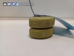 Gebruikte Ruitenwis Schakelaar Renault Twingo (C06) 1.2 Prijs € 15,00 Margeregeling aangeboden door Autodemontagebedrijf R. Poeste B.V.