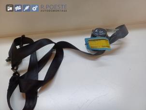 Gebruikte Veiligheidsgordel links-voor Volkswagen Polo IV (9N1/2/3) 1.4 16V Prijs € 30,00 Margeregeling aangeboden door Autodemontagebedrijf R. Poeste B.V.