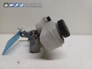 Gebruikte Hoofdremcilinder Renault Clio IV Estate/Grandtour (7R) 0.9 Energy TCE 90 12V Prijs € 20,00 Margeregeling aangeboden door Autodemontagebedrijf R. Poeste B.V.