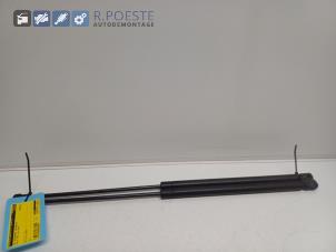 Gebruikte Set Gasdempers Achterklep Volvo V40 (VW) 2.0 16V Prijs € 15,00 Margeregeling aangeboden door Autodemontagebedrijf R. Poeste B.V.