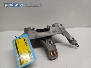 Gebruikte Versnellingsbak Steun Peugeot 208 II (UB/UH/UP) 1.2 Vti 12V PureTech 75 Prijs € 30,00 Margeregeling aangeboden door Autodemontagebedrijf R. Poeste B.V.