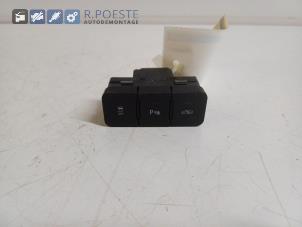 Gebruikte Schakelaar asr (div) Opel Ampera 1.4 16V Prijs € 20,00 Margeregeling aangeboden door Autodemontagebedrijf R. Poeste B.V.