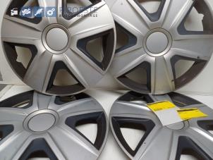 Gebruikte Wieldop set Mazda 6 (GG12/82) 1.8i 16V Prijs € 20,00 Margeregeling aangeboden door Autodemontagebedrijf R. Poeste B.V.