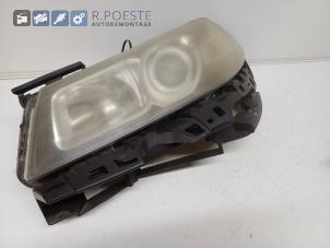 Gebruikte Linker Koplamp Renault Megane II (BM/CM) 2.0 16V Turbo Prijs € 90,00 Margeregeling aangeboden door Autodemontagebedrijf R. Poeste B.V.