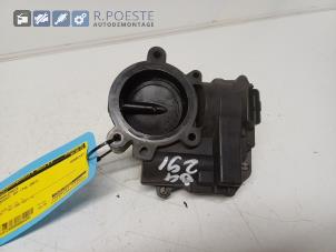 Gebruikte Gasklephuis Peugeot 207 CC (WB) 1.6 16V THP Prijs € 125,00 Margeregeling aangeboden door Autodemontagebedrijf R. Poeste B.V.