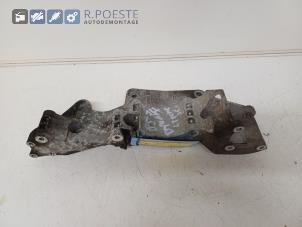 Gebruikte Dynamosteun onder Volkswagen Transporter T5 1.9 TDi Prijs € 30,00 Margeregeling aangeboden door Autodemontagebedrijf R. Poeste B.V.