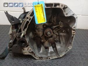 Gebruikte Versnellingsbak Renault Clio III (BR/CR) 1.6 16V Prijs € 160,00 Margeregeling aangeboden door Autodemontagebedrijf R. Poeste B.V.