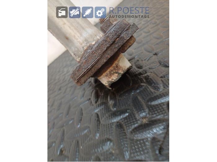 Uitlaat Middendemper van een Nissan Almera Tino (V10M) 1.8 16V 2006