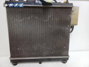 Gebruikte Radiateur Nissan Micra (K12) 1.2 16V Prijs € 20,00 Margeregeling aangeboden door Autodemontagebedrijf R. Poeste B.V.