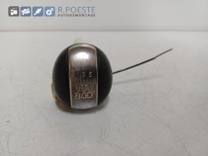 Gebruikte Pookknop Nissan Almera Tino (V10M) 1.8 16V Prijs € 10,00 Margeregeling aangeboden door Autodemontagebedrijf R. Poeste B.V.