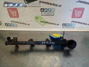 Gebruikte Injector brug Renault Laguna II Grandtour (KG) 2.0 16V Prijs € 30,00 Margeregeling aangeboden door Autodemontagebedrijf R. Poeste B.V.