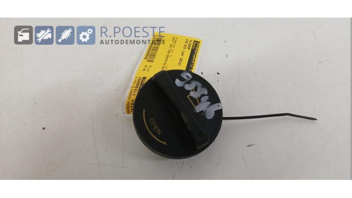 Gebruikte Oliedop Kia Rio III (UB) 1.2 CVVT 16V Prijs € 10,00 Margeregeling aangeboden door Autodemontagebedrijf R. Poeste B.V.