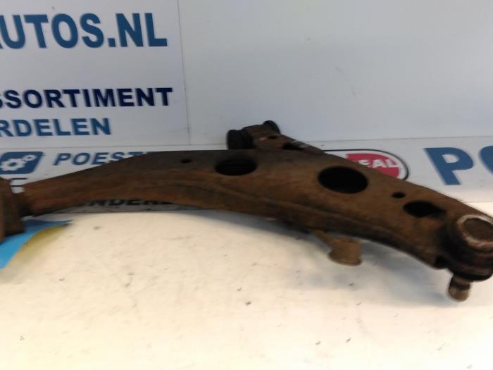 Triangel links-voor van een Mazda 626 (GW19) 2.0i 16V HiPower 2001