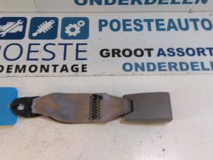 Gebruikte Veiligheidsgordel Insteek midden-achter Mazda 626 (GW19) 2.0i 16V HiPower Prijs € 15,00 Margeregeling aangeboden door Autodemontagebedrijf R. Poeste B.V.