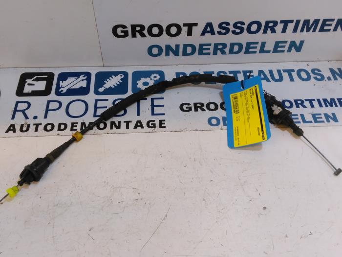 Gaskabel van een Mazda 626 (GW19) 2.0i 16V HiPower 2001