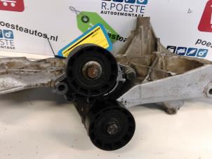 Gebruikte Dynamosteun boven Renault Scénic I (JA) 1.6 16V Prijs € 40,00 Margeregeling aangeboden door Autodemontagebedrijf R. Poeste B.V.