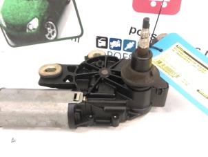 Gebruikte Ruitenwissermotor achter Volkswagen Transporter T5 2.5 TDi PF Prijs € 75,00 Margeregeling aangeboden door Autodemontagebedrijf R. Poeste B.V.
