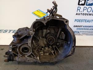 Gebruikte Versnellingsbak Nissan Almera Tino (V10M) 1.8 16V Prijs € 250,00 Margeregeling aangeboden door Autodemontagebedrijf R. Poeste B.V.