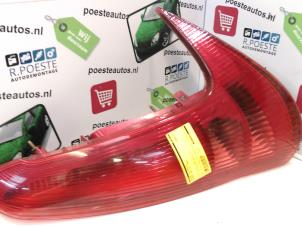 Gebruikte Achterlicht rechts Peugeot 206 Prijs € 20,00 Margeregeling aangeboden door Autodemontagebedrijf R. Poeste B.V.