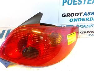 Gebruikte Achterlicht rechts Peugeot 206 (2A/C/H/J/S) 1.4 XR,XS,XT,Gentry Prijs € 20,00 Margeregeling aangeboden door Autodemontagebedrijf R. Poeste B.V.