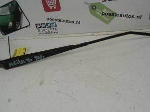 Gebruikte Ruitenwisserarm voor Opel Agila Prijs € 20,00 Margeregeling aangeboden door Autodemontagebedrijf R. Poeste B.V.