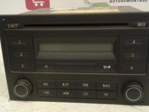 Gebruikte Radio CD Speler Volkswagen Polo IV (9N1/2/3) 1.2 12V Prijs € 30,00 Margeregeling aangeboden door Autodemontagebedrijf R. Poeste B.V.