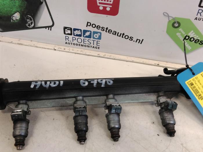 Injector (benzine injectie) van een Audi A3 (8L1) 1.6 1997