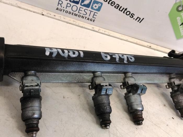 Injector (benzine injectie) van een Audi A3 (8L1) 1.6 1997