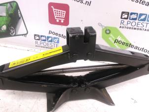 Gebruikte Krik Hyundai Lantra/Elantra II 1.6i GLS 16V Prijs € 10,00 Margeregeling aangeboden door Autodemontagebedrijf R. Poeste B.V.