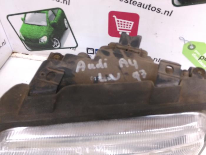 Koplamp links van een Audi A4 (B5) 1.6 1997