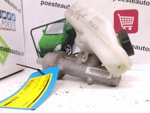 Gebruikte Hoofdremcilinder Opel Tigra Twin Top 1.8 16V Prijs € 50,00 Margeregeling aangeboden door Autodemontagebedrijf R. Poeste B.V.