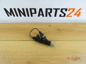 Gebruikte Koppeling Hoofd Cilinder Mini Mini (R56) 1.6 16V Cooper Prijs € 25,00 Margeregeling aangeboden door Miniparts24 - Miniteile24 GbR