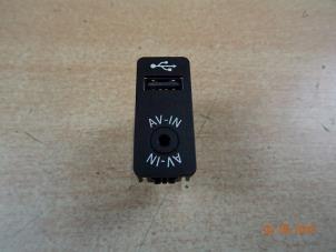 Gebruikte AUX/USB aansluiting Mini Mini (R56) 1.6 16V John Cooper Works Prijs € 29,50 Margeregeling aangeboden door Miniparts24 - Miniteile24 GbR