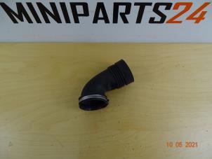 Gebruikte Aanzuigslang Lucht Mini Mini (R56) 1.6 16V Cooper Prijs € 17,85 Inclusief btw aangeboden door Miniparts24 - Miniteile24 GbR