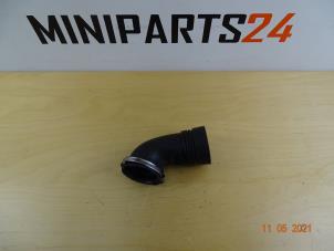 Gebruikte Luchtinlaat slang Mini Mini (R56) 1.6 16V Cooper Prijs € 17,85 Inclusief btw aangeboden door Miniparts24 - Miniteile24 GbR