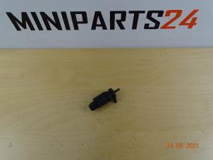 Gebruikte Ruitensproeierpomp voor Mini Mini Cooper S (R53) 1.6 16V Prijs € 26,78 Inclusief btw aangeboden door Miniparts24 - Miniteile24 GbR